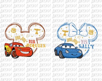 Op de afbeelding: Een ontwerp met twee cartoonauto's, een rode en een blauwe, met de tekst "Her McQueen" en "His Sally". Het ontwerp bevat Route 66-symbolen en Mickey Mouse-oorvormen.