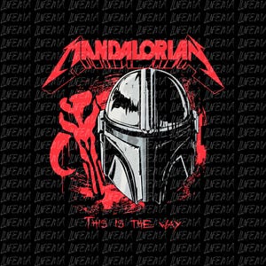 以下が含まれることがあります： 黒いグラフィックTシャツ。グレーと白のマンダロリアンヘルメットのイラストと、赤い「MANDALORIAN」の文字。下部には「THIS IS THE WAY」というフレーズ。背景は「LIFEMA」の文字で覆われています。