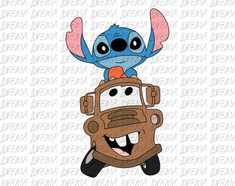Op de afbeelding: Een cartoon illustratie met Stitch uit Lilo & Stitch bovenop een bruine sleepwagen die lijkt op Mater uit Cars. Stitch is blauw met grote oren, en de sleepwagen heeft een lachend gezicht. De achtergrond is een patroon van het woord "LIFEMA".