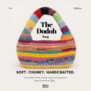Op de afbeelding: Een kleurrijke, handgemaakte gehaakte tas met de tekst "The Dodoh bag". De tas heeft een regenboog aan kleuren, waaronder rood, geel, roze en blauw. De tekst "SOFT. CHUNKY. HANDCRAFTED." is ook zichtbaar. De tas is ontworpen door Kiki House.
