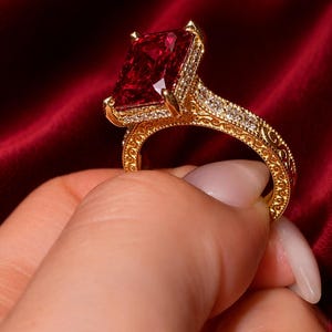 Vintage Verlobungsring mit rotem Rubin, 14 Karat Gelbgoldring im Prinzessschliff, handgefertigter Verlobungsring, einzigartiger Rubinring für Damen