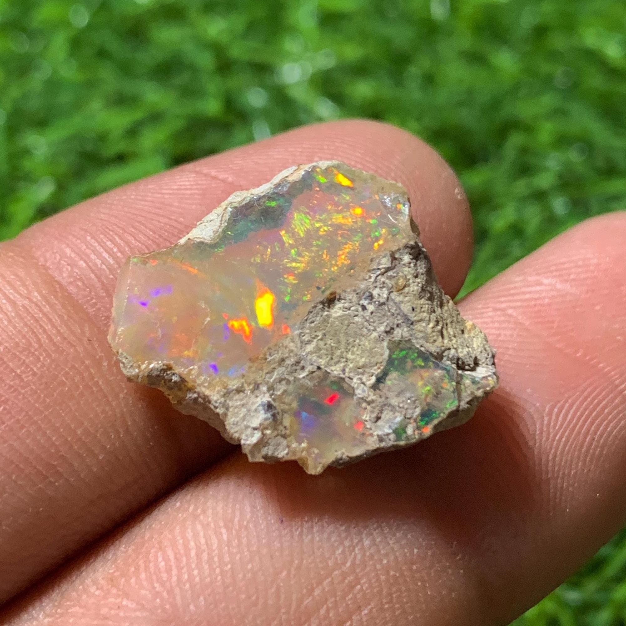 本物のエチオピア産オパール原石 / 8.15カラットのホワイトレインボー
