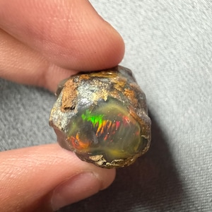Etiopisk vattenopal, grov AAA+ kvalitet, 41 karat, dimension 19~20~19.