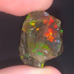 Eldig naturlig etiopisk opal med stor eld (18.955 karat)