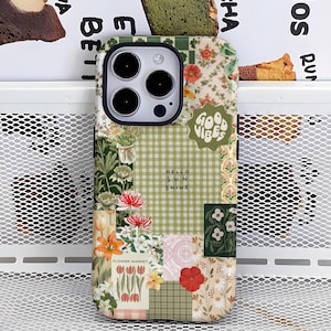 Può includere: Custodia per telefono con motivo patchwork con motivi floreali e a quadri vichy. La custodia include il testo "Hello Sun Shine" e "Good Vibes". La custodia ha una varietà di colori.