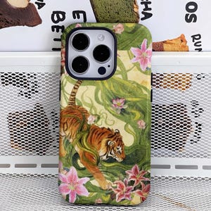 Capa para celular Vintage Tiger Lotus, com estampa estética Chinoiserie em colagem, compatível com iPhone 17, 16, 15, 14, 13, 12 Pro Max, S25, S24, S23, S22 Plus Ultra.