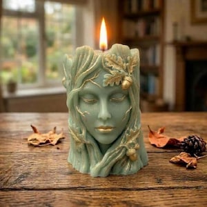 Hexen Ritualkerze • witchy grüne Magie Baumgeist Waldhexen Baumnymphe Kerze mit Baumstamm, Blättern & Eicheln | Mittelalter Cottagecore Stil