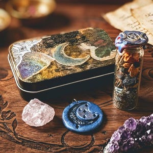Witchy Mystery Set mit Edelstein, Spell Jar Hexenflasche & Mondmagie Amulett • Metallbox Mini Altar • Whimsigoth Gothic Ritualset für Hexen