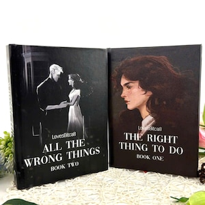 Puede incluir: Una taza de cerámica blanca con un asa negra y el texto "But First, Coffee" en un estilo manuscrito. La taza está sobre una superficie blanca. La taza mide aproximadamente 10 cm de alto.