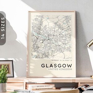 Op de afbeelding: Een verticale wandkunstprint met een gedetailleerde zwart-wit stadsplattegrond van Glasgow, Verenigd Koninkrijk. De kaart bevat geografische coördinaten, de stadsnaam en de landnaam. De print is ingelijst in een eenvoudige lijst.
