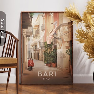Può includere: Una stampa incorniciata di una scena di strada a Bari, in Italia, con uno scooter rosso, edifici con balconi e la scritta "BARI ITALY". L'opera d'arte ha una calda tavolozza di colori con toni beige, marrone e rosso, e piante in vaso costeggiano la strada.