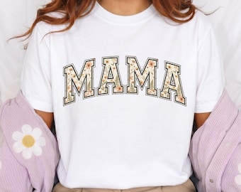 PNG de Boho Floral Mama, Diseño Retro Varsity Mama para Sublimación, PNG de Camiseta Wildflower Mom, Descarga Digital de Moda para el Día de la Madre, Mamá Preppy