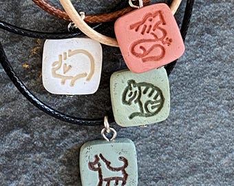 Naszyjnik z chińskim znakiem zodiaku, porcelanowy wisiorek ze zwierzęciem, biżuteria z chińskiej astrologii, spersonalizowany prezent ze zwierzęciem duchowym, sznurek ze skóry ekologicznej