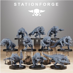 Può includere: Una collezione di nove miniature grigie non dipinte raffiguranti creature rettiliane con denti affilati, artigli e armi integrate. Ogni figura poggia su una base circolare nera. Il testo STATIONFORGE appare nella parte superiore.