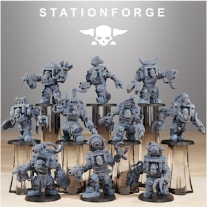 Può includere: Una collezione di figurine in miniatura grigie, ognuna raffigurante un personaggio robotico con varie armi e dettagli meccanici. Le figurine sono disposte su supporti trasparenti su sfondo grigio. Il testo "STATIONFORGE" e un logo a teschio sono visibili.