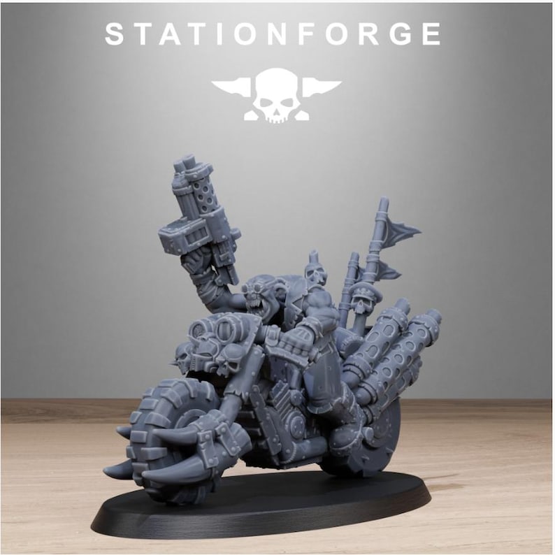 Puede incluir: Una miniatura gris de una motocicleta con un jinete amenazante, con una gran arma y detalles de calaveras. La motocicleta tiene neum&aacute;ticos grandes y tubos de escape. El texto "STATIONFORGE" est&aacute; en la parte superior.