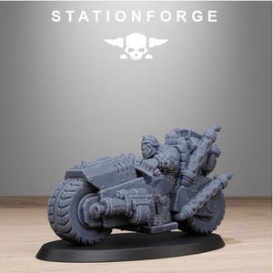 Puede incluir: Una motocicleta en miniatura gris con un piloto, con neum&aacute;ticos grandes y componentes mec&aacute;nicos detallados. El texto "STATIONFORGE" se muestra encima de la motocicleta. La motocicleta est&aacute; montada sobre una base negra.