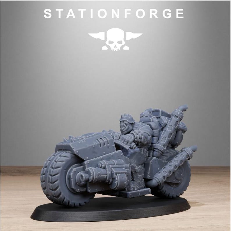 Puede incluir: Una motocicleta en miniatura gris con un piloto, con neum&aacute;ticos grandes y componentes mec&aacute;nicos detallados. El texto "STATIONFORGE" se muestra encima de la motocicleta. La motocicleta est&aacute; montada sobre una base negra.