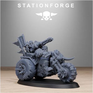 Puede incluir: Modelo en miniatura gris de una motocicleta fuertemente armada con una gran pistola y ruedas con p&uacute;as. El modelo tiene detalles intrincados y est&aacute; montado sobre una base negra. El texto "STATIONFORGE" y un logotipo de calavera est&aacute;n en la parte superior.