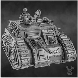 Könnte beinhalten: Ein graues Modell eines Panzers mit mehreren Kanonen, Maschinengewehren und einer Luke mit einer Figur im Inneren. Der Panzer hat ein Totenkopf- und Blitz-Emblem auf der Vorderseite. Es ist ein Miniaturmodell.