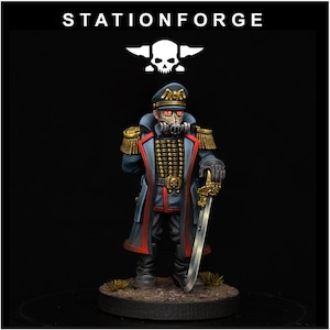 Op de afbeelding: Miniatuurfiguur van een militair officier in een lange jas, gasmasker en pet, met een zwaard. De figuur is geschilderd in blauw, rood en goud, met een schedel-embleem. De tekst "STATIONFORGE" staat bovenaan.