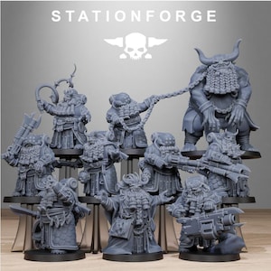 以下が含まれることがあります： StationForgeのグレーのレジン製ミニチュアフィギュアのコレクション。タクティカルアーマーを身にまとった髭を生やしたドワーフのようなキャラクターたちが、重火器を構えたり、鎖で繋がれた大きな角のあるクリーチャーを連れていたりする様子が表現されています。