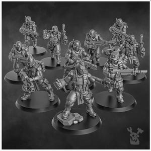 Puede incluir: Un conjunto de figuras en miniatura que representan soldados con equipo de combate. Las figuras están en varias poses de acción, sosteniendo rifles y otros equipos. Cada figura está montada sobre una base circular.