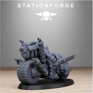 Puede incluir: Una miniatura de motocicleta gris con un dise&ntilde;o blindado detallado. El modelo presenta neum&aacute;ticos grandes, tubos de escape y un piloto que sostiene un arma. El texto "STATIONFORGE" se muestra encima de la motocicleta.