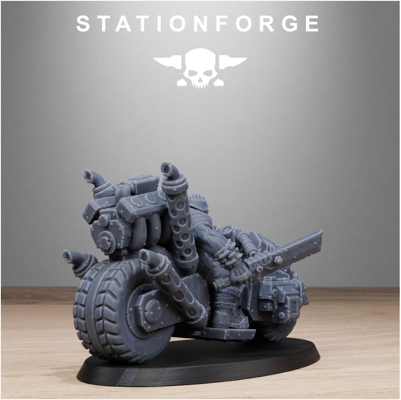 Puede incluir: Una miniatura de motocicleta gris con un dise&ntilde;o blindado detallado. El modelo presenta neum&aacute;ticos grandes, tubos de escape y un piloto que sostiene un arma. El texto "STATIONFORGE" se muestra encima de la motocicleta.