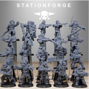 Puede incluir: Colección de figuras en miniatura grises de soldados, cada uno armado con armas y armaduras. Las figuras están dispuestas sobre bases negras, con la palabra "STATIONFORGE" y un logotipo de calavera en la parte superior.