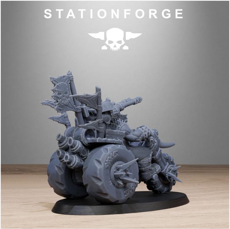 Puede incluir: Un veh&iacute;culo de guerra en miniatura gris con ruedas grandes con p&uacute;as, un ca&ntilde;&oacute;n montado y decoraciones con tem&aacute;tica de calaveras. El texto "STATIONFORGE" est&aacute; encima del veh&iacute;culo, con un logotipo de calavera y espadas cruzadas.