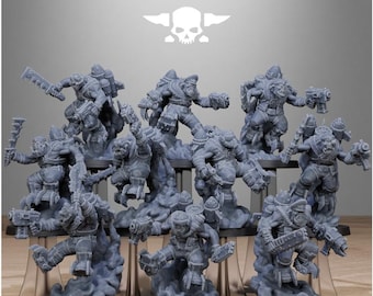 Może przedstawiać: Kolekcja szarych miniaturowych figurek ciężko opancerzonych postaci, z których niektóre dzierżą broń. Figurki znajdują się na stojaku wystawowym. Tekst "STATIONFORGE" i logo czaszki znajdują się u góry.