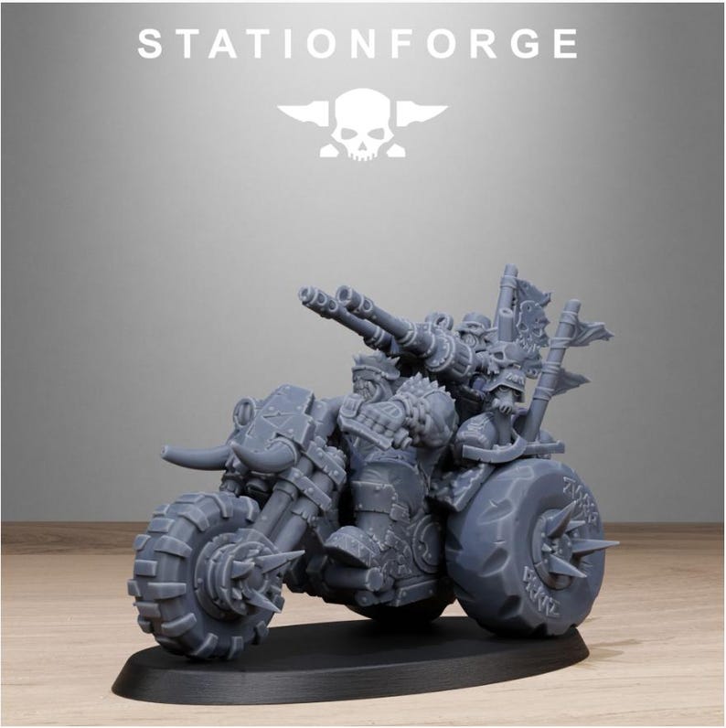 Puede incluir: Una motocicleta en miniatura gris con una rueda delantera grande y dos ca&ntilde;ones. La motocicleta tiene un dise&ntilde;o detallado con p&uacute;as y una figura montada. El texto "STATIONFORGE" y un logotipo de calavera est&aacute;n en la parte superior.