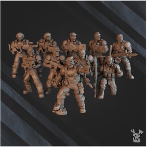 Puede incluir: Un grupo de figuras de soldados en miniatura, cada una sosteniendo un arma. Las figuras están en varias poses, algunas arrodilladas y otras de pie. Todas visten uniformes y cascos de estilo militar. El color general es marrón apagado.