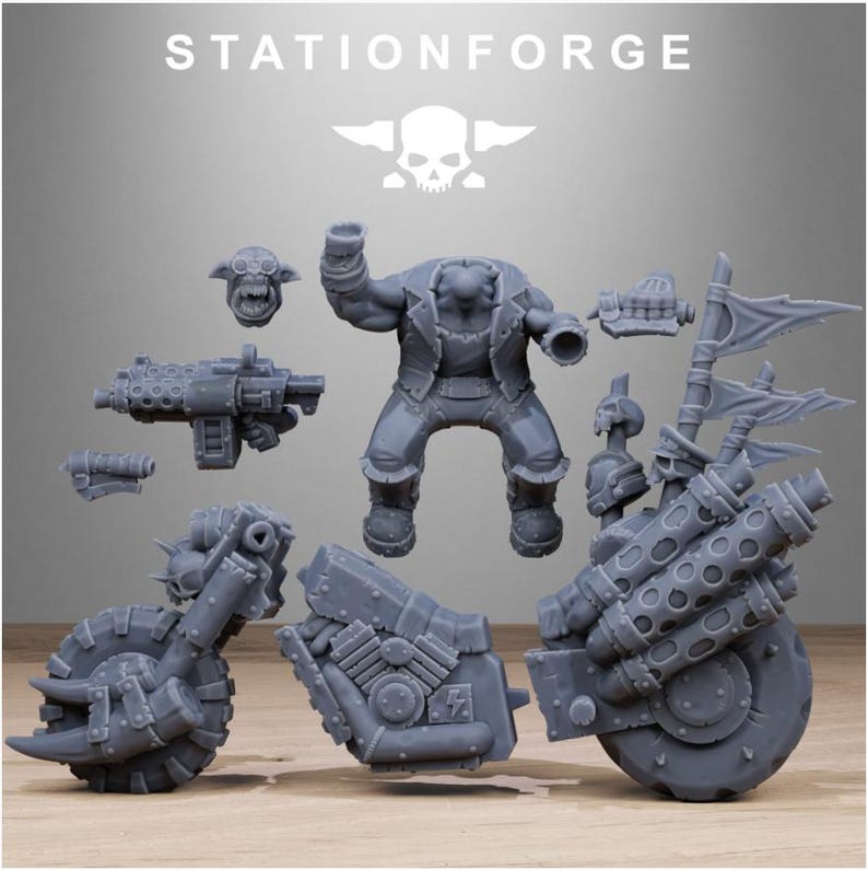Puede incluir: Kit de modelo en miniatura gris de una motocicleta de guerra y una figura de orco, con varias piezas desmontables. El texto "STATIONFORGE" est&aacute; en la parte superior de la imagen, con un logotipo de calavera y alas.