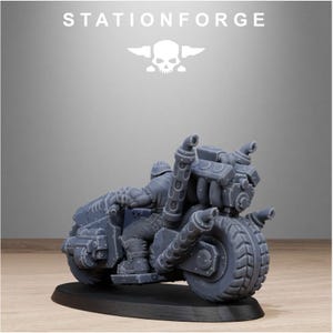 Puede incluir: Una miniatura de motocicleta gris con un dise&ntilde;o detallado, con neum&aacute;ticos grandes y tubos de escape. El texto "STATIONFORGE" se muestra encima de la motocicleta, junto con un logotipo de calavera y alas. La motocicleta est&aacute; sobre una base negra.