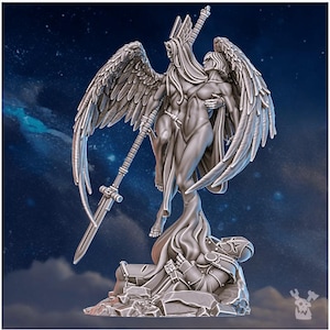 Könnte beinhalten: Eine detaillierte silberne Skulptur, die zwei geflügelte Figuren darstellt, eine mit einem Speer und die andere in ihren Armen gehalten. Darunter liegt eine gefallene Figur, mit einem sternenklaren Hintergrund.