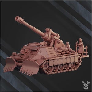 Puede incluir: Modelo detallado, de color marrón rojizo, de un tanque con un cañón grande y una cuchilla delantera. El tanque tiene un sistema de orugas detallado y parece transportar sacos de arena y figuras. El modelo está sobre un fondo oscuro.
