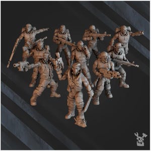 Puede incluir: Un grupo de nueve figuras en miniatura de soldados con equipo de combate. Las figuras están en varias poses, algunas sosteniendo rifles y pistolas, otras con cuchillos. Todos llevan cascos y chalecos tácticos. El color es marrón apagado.