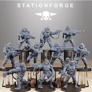 Könnte beinhalten: Ein Set aus zehn grauen, unbemalten Miniatur-Soldatenfiguren von StationForge. Jede Figur trägt taktische Rüstung, Helm und Gasmaske und ist mit verschiedenen futuristischen Gewehren und Handfeuerwaffen auf schwarzen Rundsockeln ausgestattet.