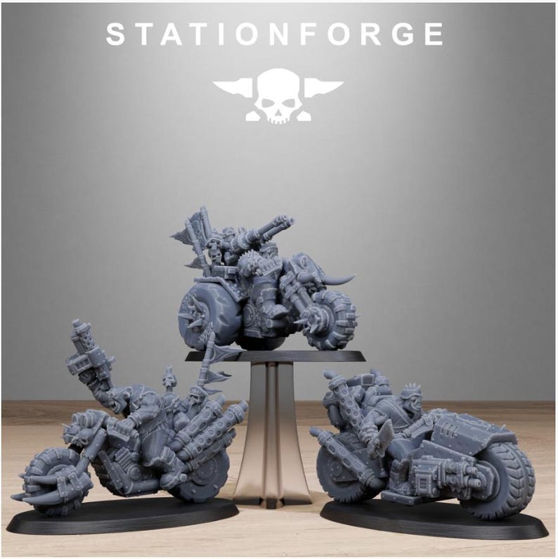 Puede incluir: Tres motocicletas grises en miniatura con dise&ntilde;os mec&aacute;nicos detallados. Las motocicletas tienen ruedas grandes y puntiagudas, armas montadas y figuras en el asiento del conductor. La palabra "STATIONFORGE" est&aacute; impresa en la parte superior de la imagen.