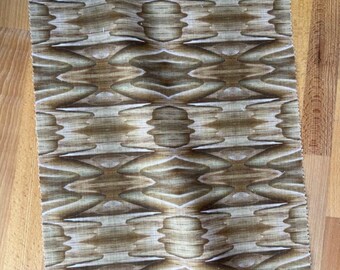 Tela de lino Wood Waves, vendida por metro, para tapicería y cortinas, color marrón, con temática abstracta de madera.