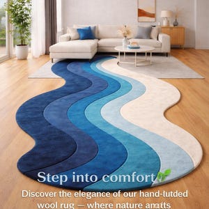 Puede incluir: Una alfombra de lana con diseño de olas en tonos azules y blancos. La alfombra está en un salón, con el texto "Step into comfort". El diseño de la alfombra añade un toque moderno a la habitación, con un tacto artesanal.