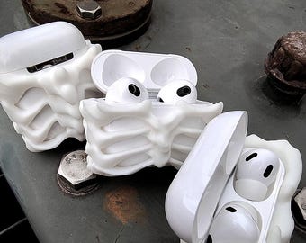 Funda de resina para AirPods con diseño de esqueleto