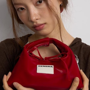 Mini bolso HOBO de cuero vegano de base biológica TENERA Noxtilia™ imagen 2