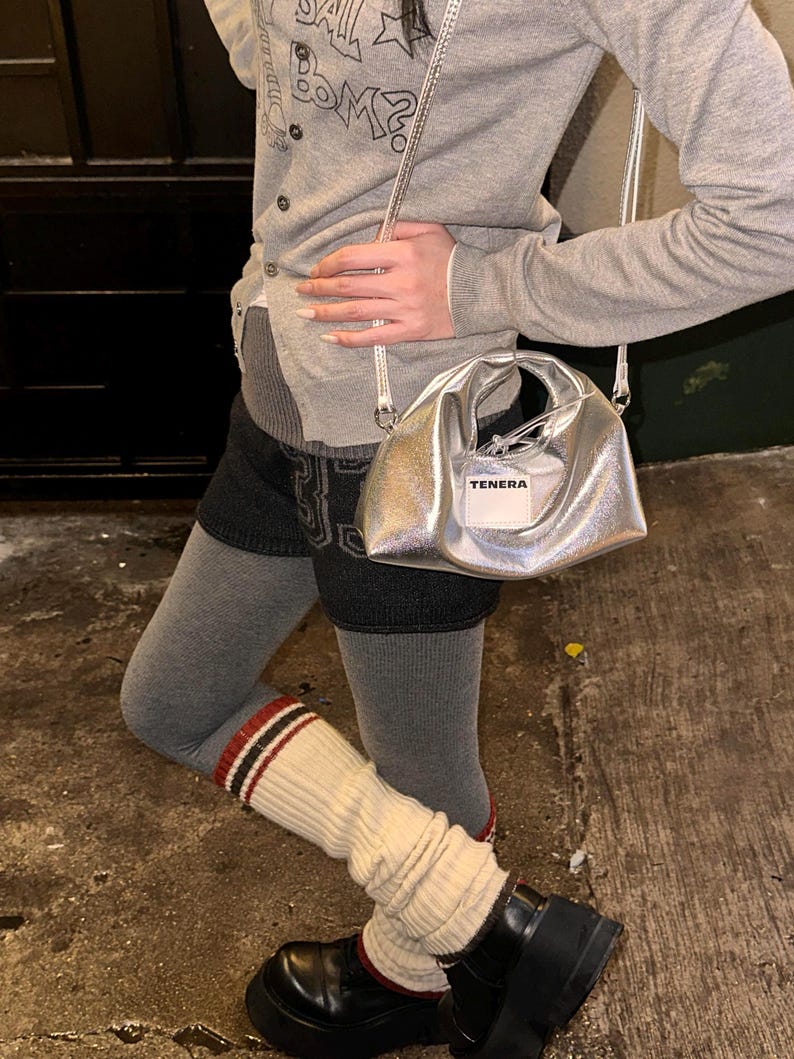 Mini bolso HOBO de cuero vegano de base biológica TENERA Noxtilia™ imagen 4