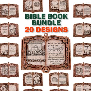 Op de afbeelding: Een verzameling van 20 lasergesneden houten ornamenten in de vorm van open boeken, elk voorzien van gegraveerde bijbelse scènes en bijbelteksten. Het centrale ornament toont het Laatste Avondmaal met de tekst, And he took bread, and he gave thanks.