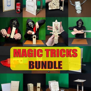 Puede incluir: Una colección de accesorios de trucos de magia de madera, que incluyen una caja, una llave y una carta. La imagen también presenta un dibujo enmarcado de una lata de refresco y una lata de Coca-Cola. Las palabras "MAGIC TRICKS BUNDLE" se muestran en una pancarta amarilla.