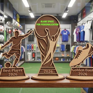 Peut inclure: Trois trophées de sport en bois sur une surface en bois. Le trophée de gauche montre un joueur de football et le texte Best Player 2026. Le trophée central présente une forme de coupe avec le texte BLANK SPACE FOR PERSONALIZATION et 2026. Le trophée de droite montre une chaussure de football et le texte Golden Boot 2026.