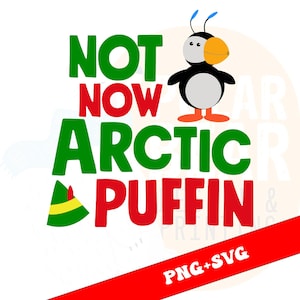 Puede incluir: Diseño gráfico con el texto "NOT NOW ARCTIC PUFFIN" en verde y rojo, con un frailecillo y un gorro de elfo. El frailecillo es negro, blanco y naranja. El diseño incluye el texto "PNG+SVG" en una pancarta roja.